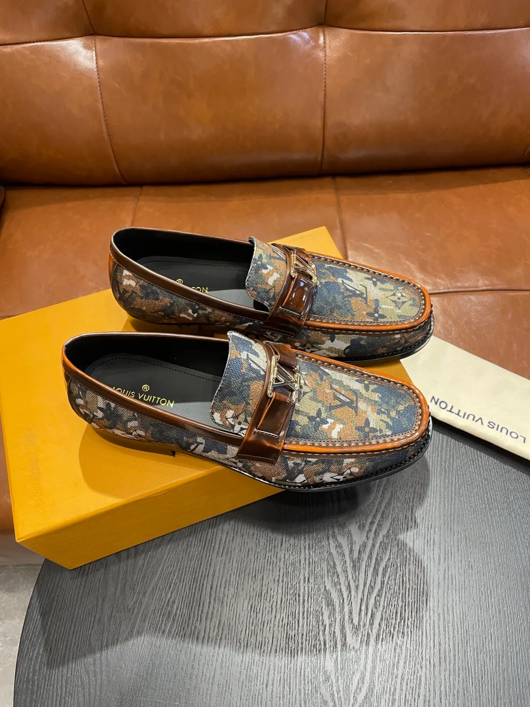 [LV] Leather shoes - High-end quality - Upper: 🔝Tumbled cowhide, Nappa cowhide, brand logo sewn on the shoe body - Inner: cowhide, foot pad; water-dyed cowhide - Outsole: T men's shoes 💰R·Rubber foam; two-color molded outsole -Super high quality control·Fine workmanship: highlighted (high-end·luxury·grade) -Size: 38-44 (45 can be customized)